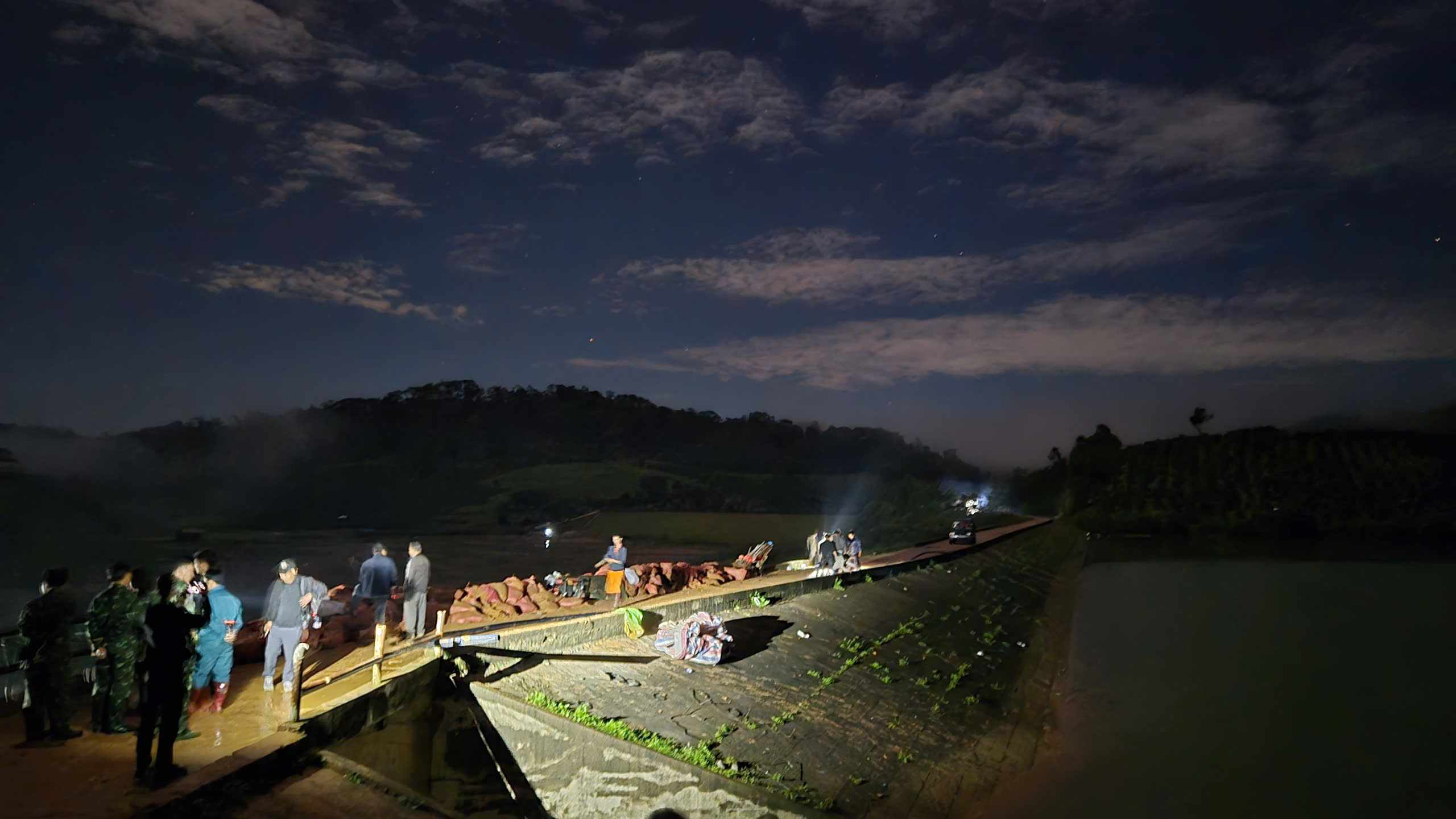 Cac luc luong thay phien nhau dap dat, ke da gia co than dap ho thuy loi Cay An. Anh: Phuc Khanh