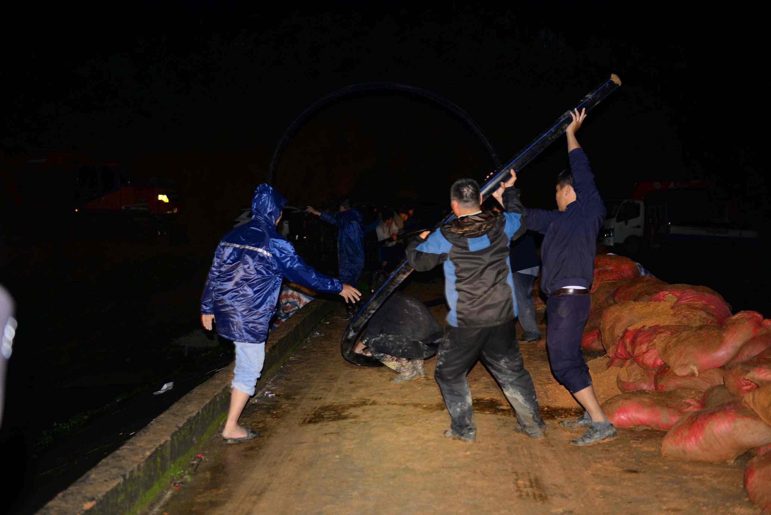 Cac luc luong keo ong de khoan coc nhoi gia co cuu than dap Cay An xuyen dem 7 den sang 8.11. Anh: Phuc Khanh