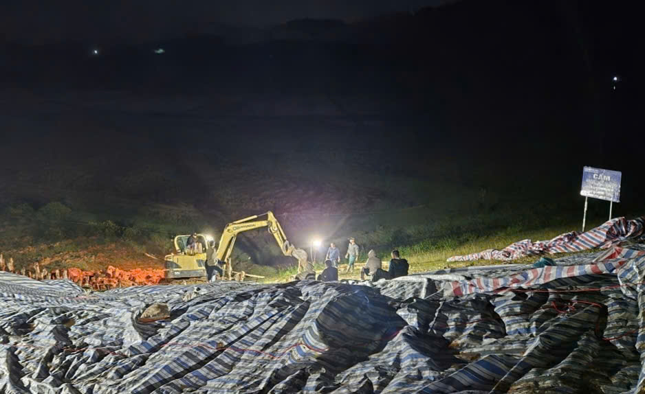 May muc va cac luc luong miet mai dong coc cu tram, dap dat gia co dap ho Cay An xuyen dem. Anh: Phuc Khanh