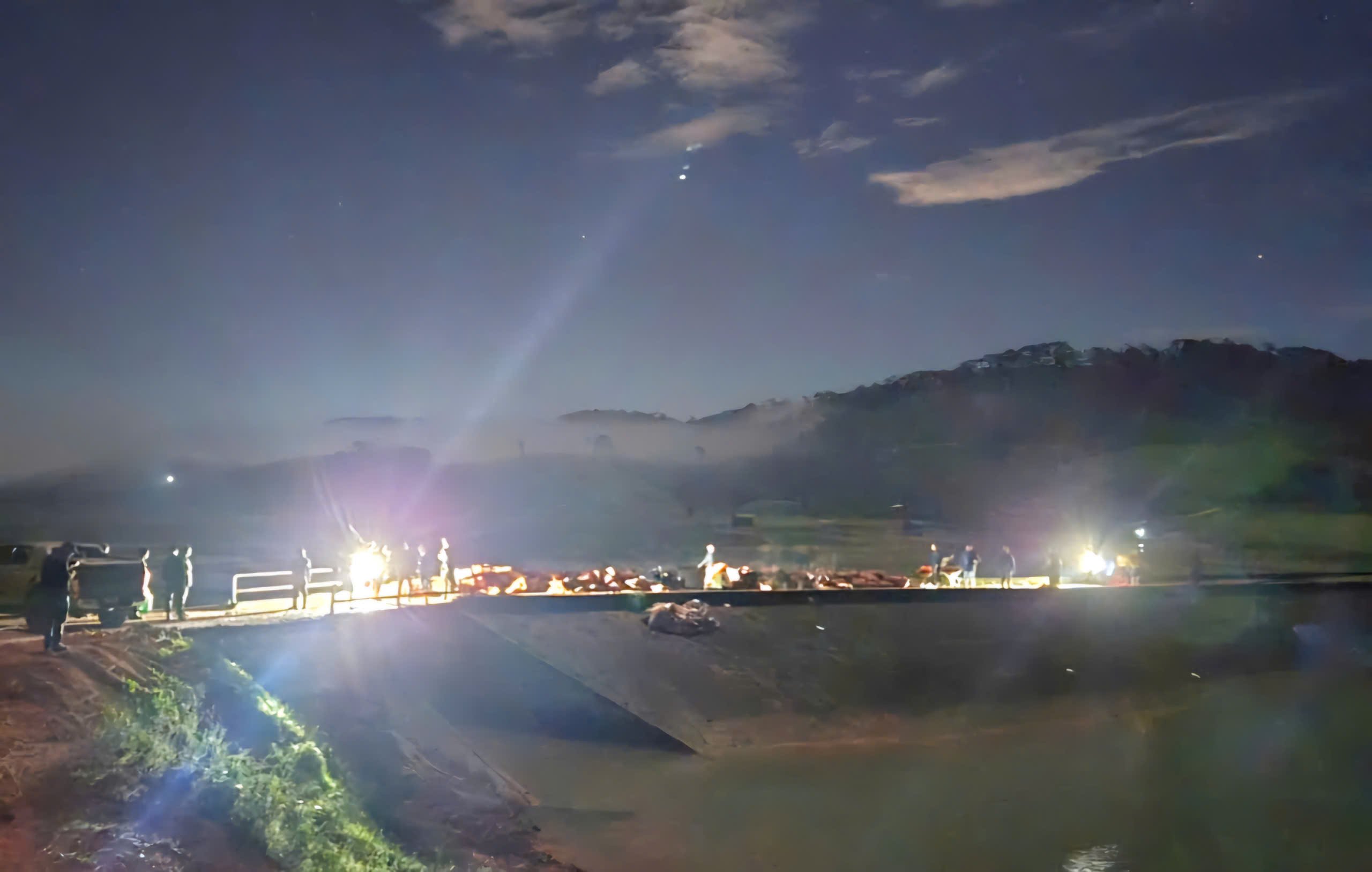 Than dap ho Cay An trong dem 7.11 – noi hang tram nguoi trang dem ung cuu de bao dam an toan cho vung ha du. Anh: Phuc Khanh