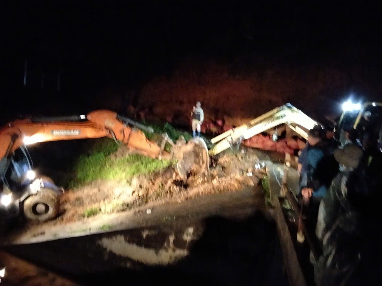 May muc hoat dong xuyen dem de gia co cuu than dap Cay An. Anh: Luc luong chuc nang cung cap