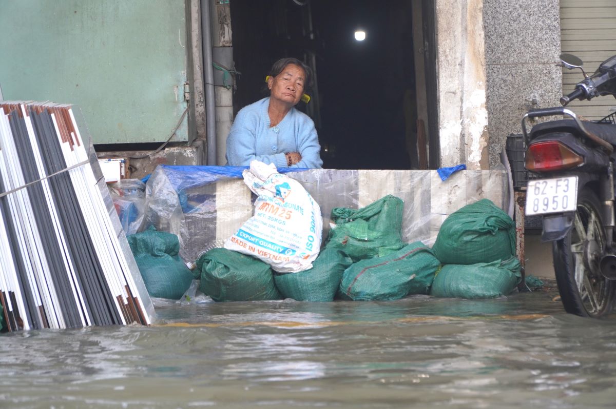 On the morning of November 8, high tides in Ho Chi Minh City continued to rise, causing many areas to be deeply flooded. Photo: Chan Phuc