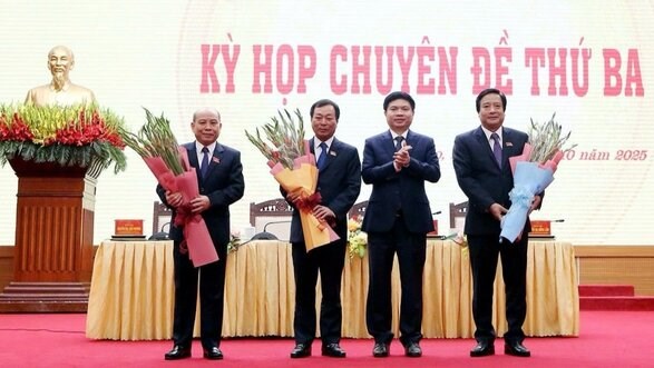 Mr. Bui Duc Hinh (far, left) was elected to hold the position of Chairman of the People's Council of Phu Tho province, term XIX, 2021 - 2026. Photo: Phu Tho Information Portal