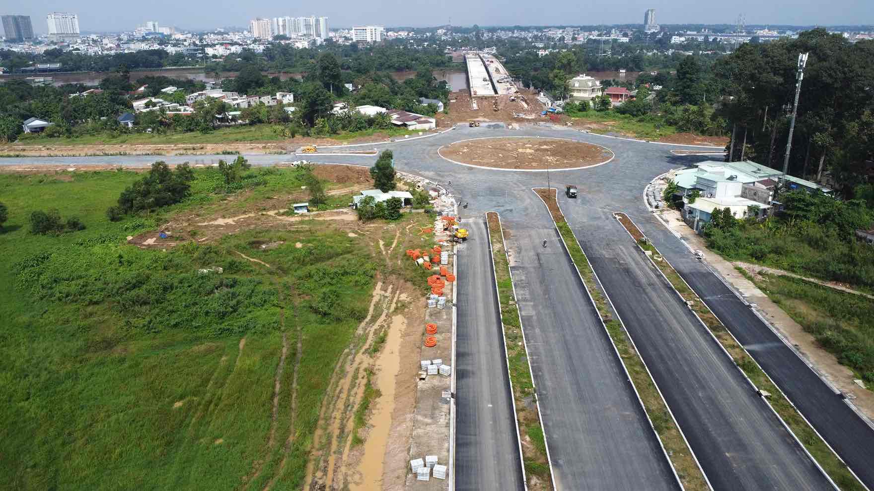 Nhanh 2 co diem dau tai vong xoay giao voi nhanh 1 tai Cu lao Hiep Hoa, diem cuoi giao voi duong Dang Van Tron tai nut giao duong dau cau Buu Hoa. Anh: HAC