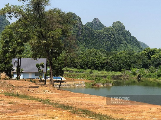 Many people are interested in the regulation on granting red books. Photo: Xuyen Dong