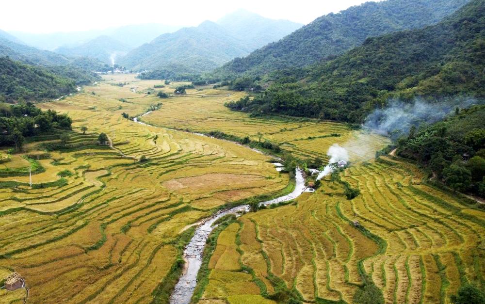Khoi lam chieu tao nen khung canh tho mong tren nhung thua ruong bac thang o xa bien gioi xu Thanh. Anh: Minh Hoang
