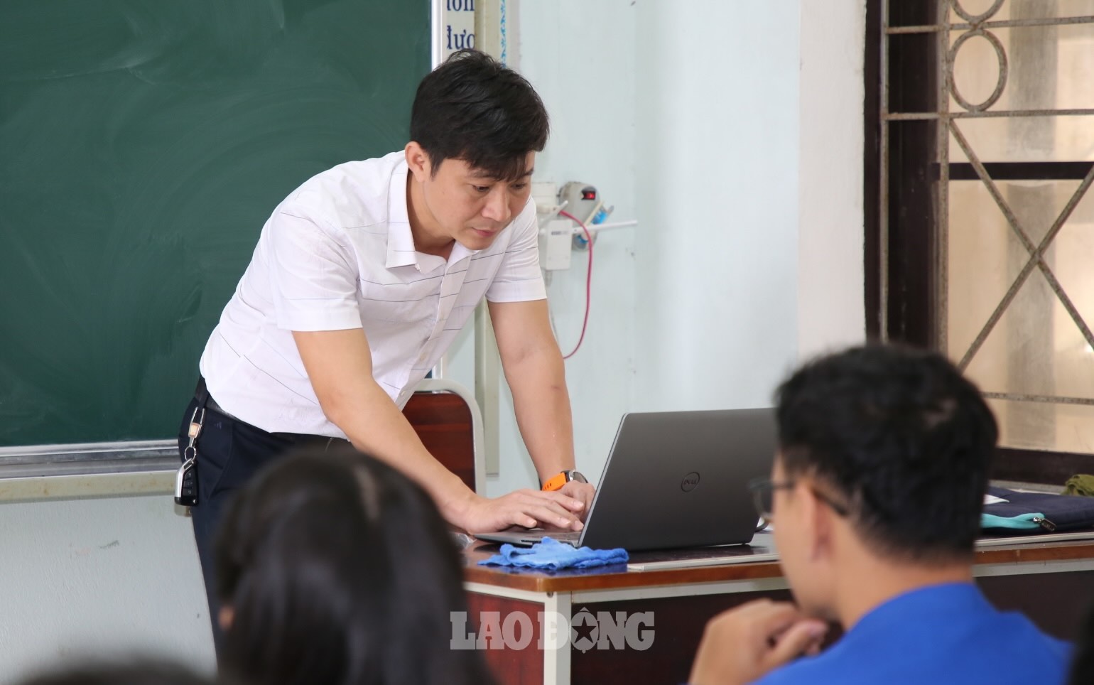 Mr. Truong Dinh Hung has been nurturing young talent for nearly 20 years. Photo: Cong Sang