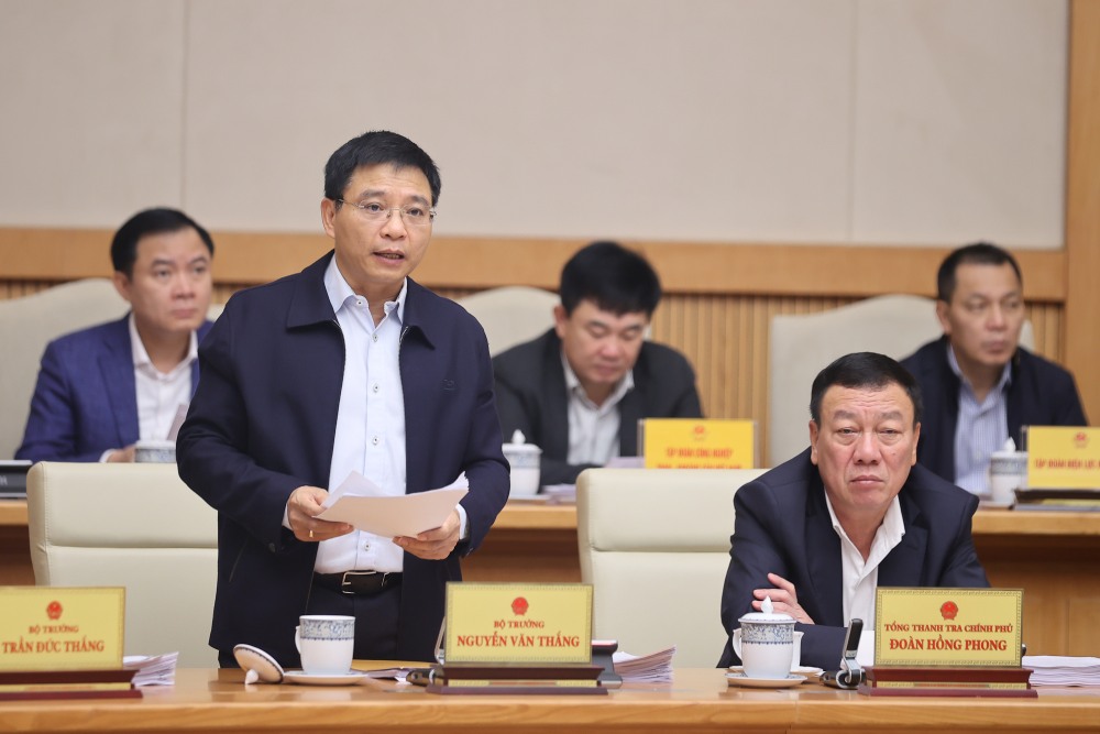 The Minister of Finance emphasized the task of reviewing and developing a comprehensive report on the implementation of cutting and simplifying administrative procedures, reporting to the Prime Minister before November 15. Photo: Nhat Bac
