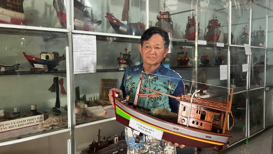 木製ボートの模型のコレクションは、グエン ヴァン レオ - ビン ロン氏によって 30 年以上保管されています。写真: ホアン・ロック