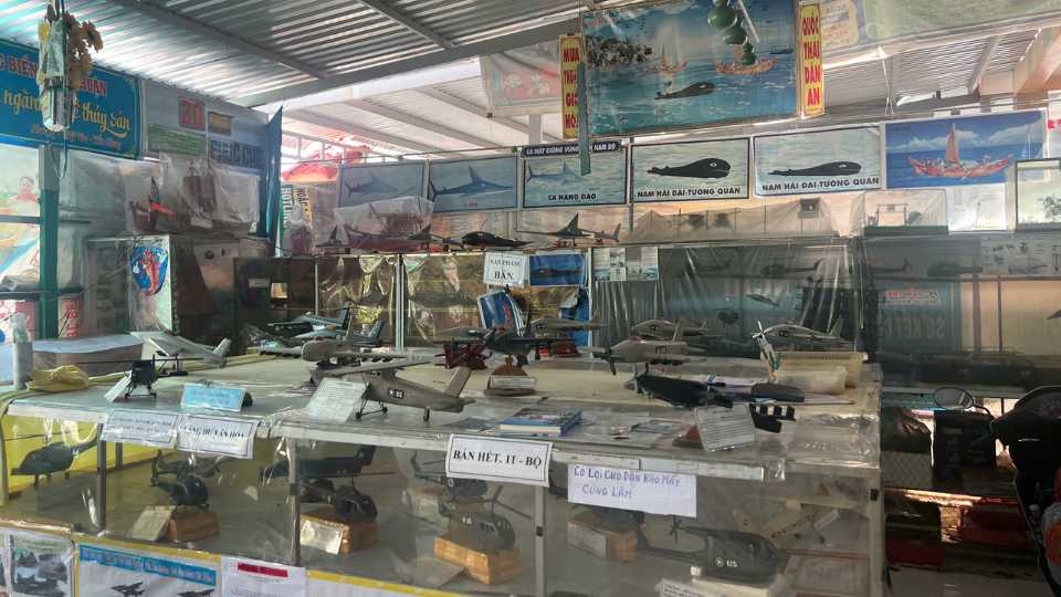 Mot goc trung bay mo hinh ghe, thuyen, tau danh ca trong can nha nho. Anh: Hoang Loc