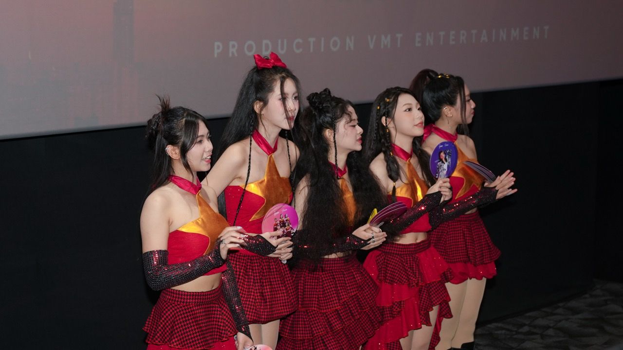 Nhom nhac gap go khan gia va truyen thong. Anh: Nghe si cung cap.