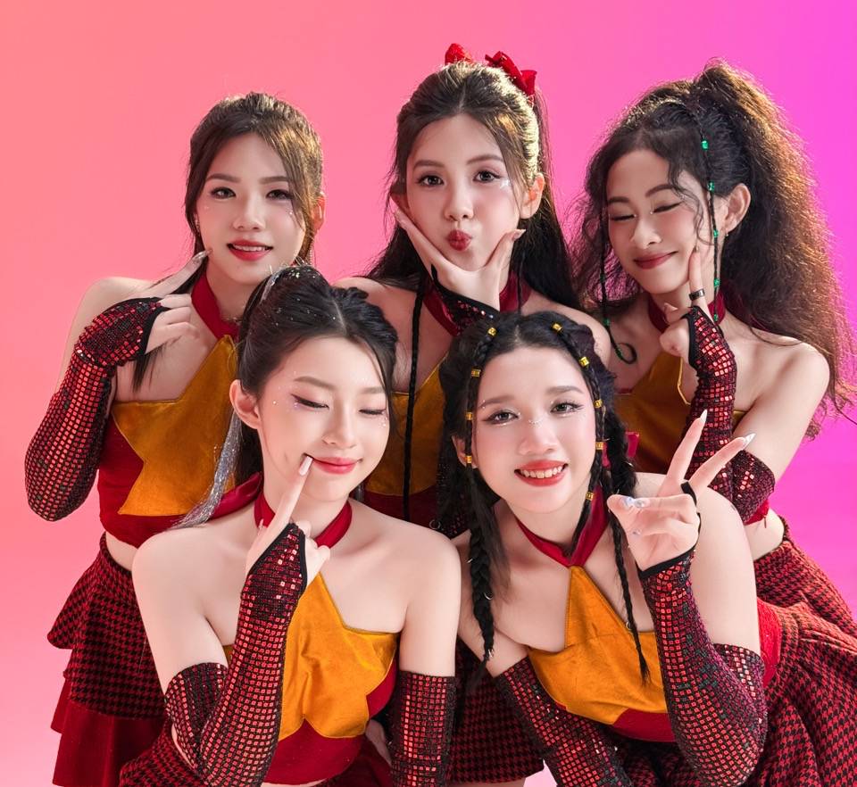 The girls in the V.STAR group. Photo: Provided by the artist