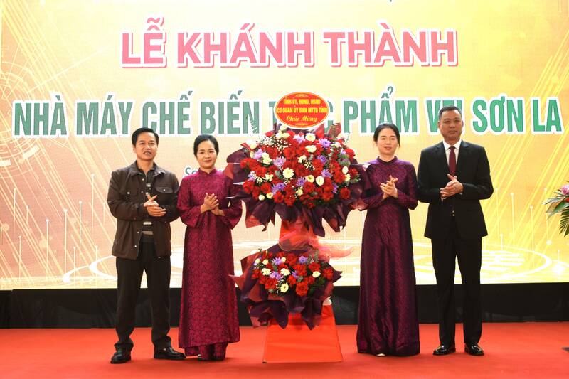 Lanh dao tinh Son La tang hoa chuc mung Cong ty Co phan San xuat thuong mai dau tu VFI. Anh:Truong Son