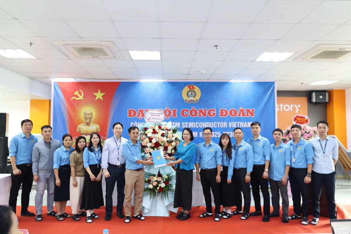 Leaders of the Bac Ninh Provincial Federation of Labor presented flowers and presented the decision to the Executive Committee of the company's Trade Union at the congress. Photo: Quyet Chien