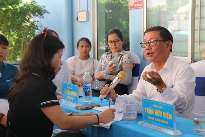 El sindicato participa en la asistencia juridica para los miembros del sindicato y los trabajadores de Khanh Hoa. Foto: Phuong Linh