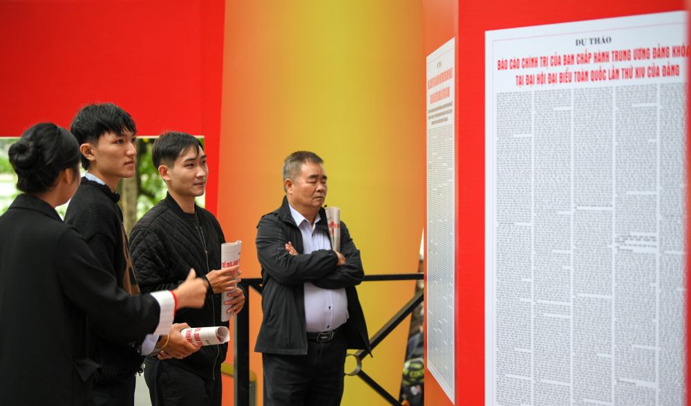 The people hope to continue to do strongly, strictly handle corruption and negativity. In the photo: People read the draft documents of the 14th National Party Congress. Photo: The Dai