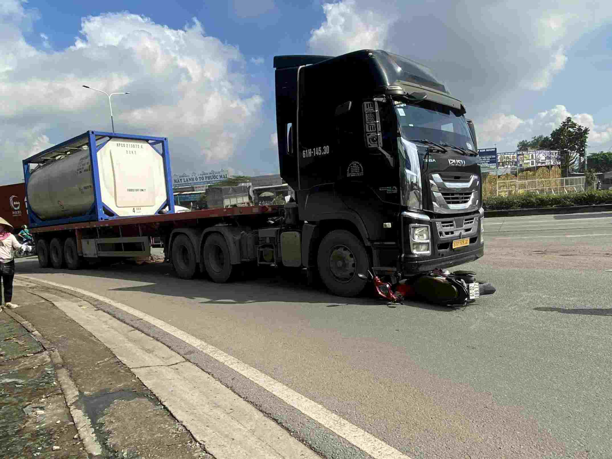 Scene of the accident between a tractor-trailer truck and a motorbike. Photo: Provided by readers