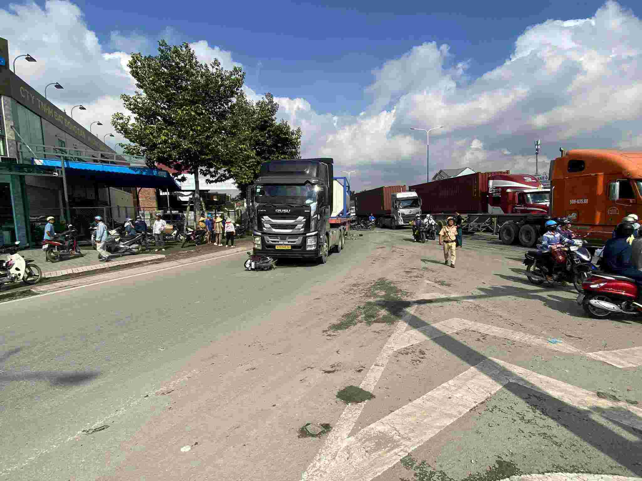 Cong an dang dieu tra lam ro vu tai nan. Anh: Ban doc cung cap