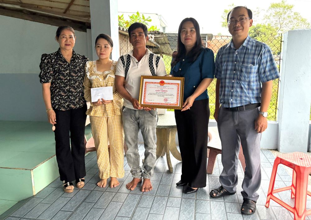 Chu tich UBND phuong La Gi khen thuong dot xuat anh Ben. Anh: Duy Tuan