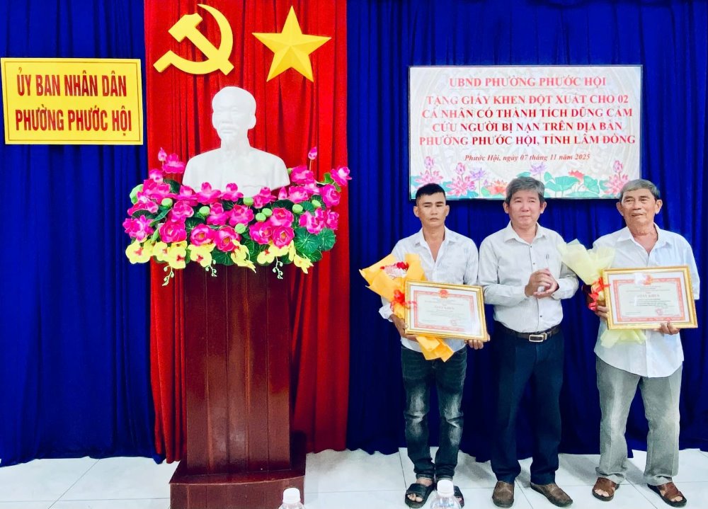 Lanh dao UBND phuong Phuoc Hoi tang giay khen cho anh Nguyen Ben va ngu dan lai xuong ho tro cuu nguoi. Anh: Pham Duy