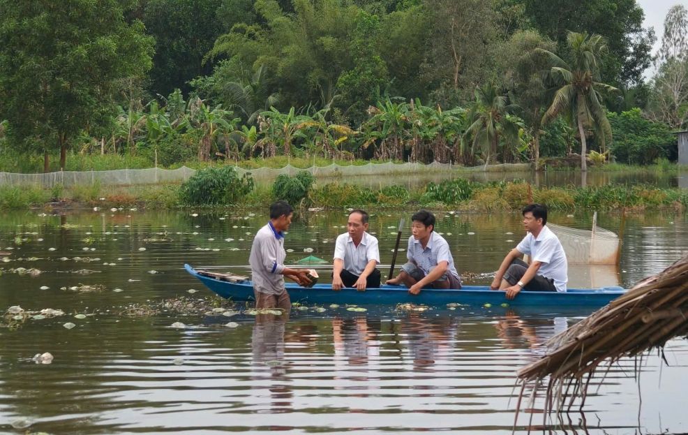 Toan bo hon 18.000m2 dua hau cua ong Huynh Van Ut bi thiet hai do nuoc dang. Anh: Huynh Lam