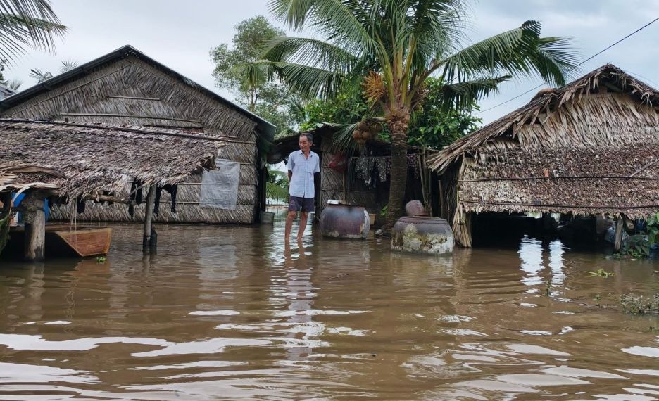 Nha mot ho dan o xa My Phuoc (TP Can Tho) ngap sau do nuoc dang cao. Anh: Phuong Anh