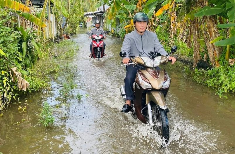 Mot tuyen duong nong thon cua xa My Phuoc (TP Can Tho) cung bi ngap sau khong nhin thay mat duong. Anh: Don phuong cung cap