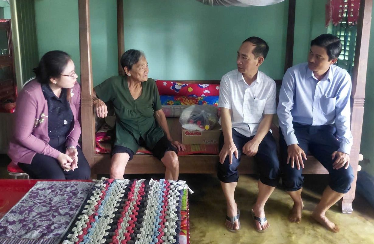 Lanh dao xa My Phuoc (TP Can Tho) tham hoi cac gia dinh co cong, chinh sach, kho khan tren dia ban bi anh huong do nuoc ngap, trieu cuong dang. Anh: Phuong Anh