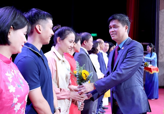 Pho Chu tich Tong LDLDVN trao thuong tai buoi le. Anh: Manh Quan