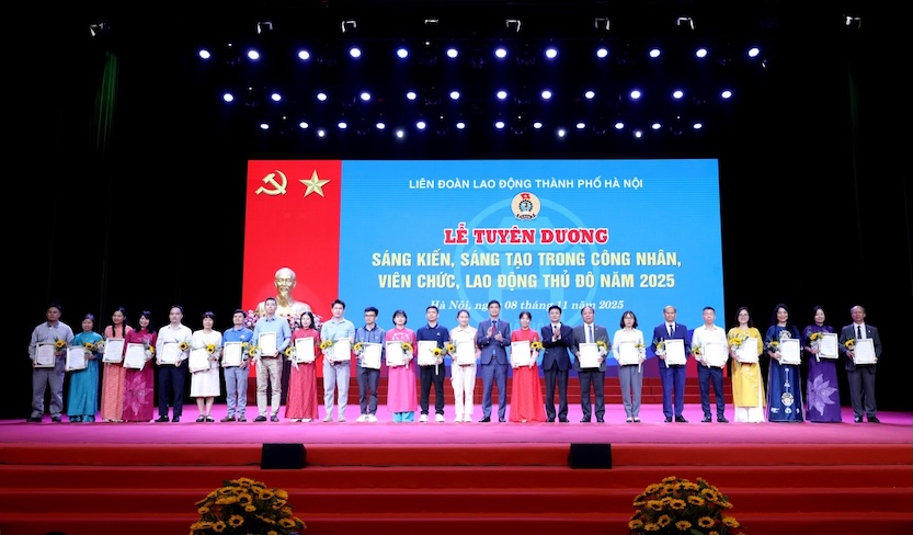 Vice President of the Vietnam General Confederation of Labor Ngo Duy Hieu and leaders of Hanoi City presented the Certificate at the "Initiative and Creativity among Workers, Civil Servants and Laborers of the Capital" Commendation Ceremony in 2025. Photo: Manh Quan