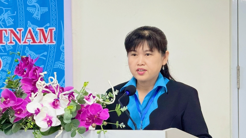 Ms. Vo Thi Thu Oanh - Vice President of the Vinh Long Provincial Federation of Labor gave a speech at the Congress. Photo: Hoang Loc