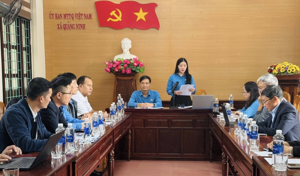 The meeting of grassroots unions in Quang Ninh, Ninh Chau, Truong Ninh and Truong Son communes aims to grasp the situation of union members and workers. Photo: Quang Tri Trade Union