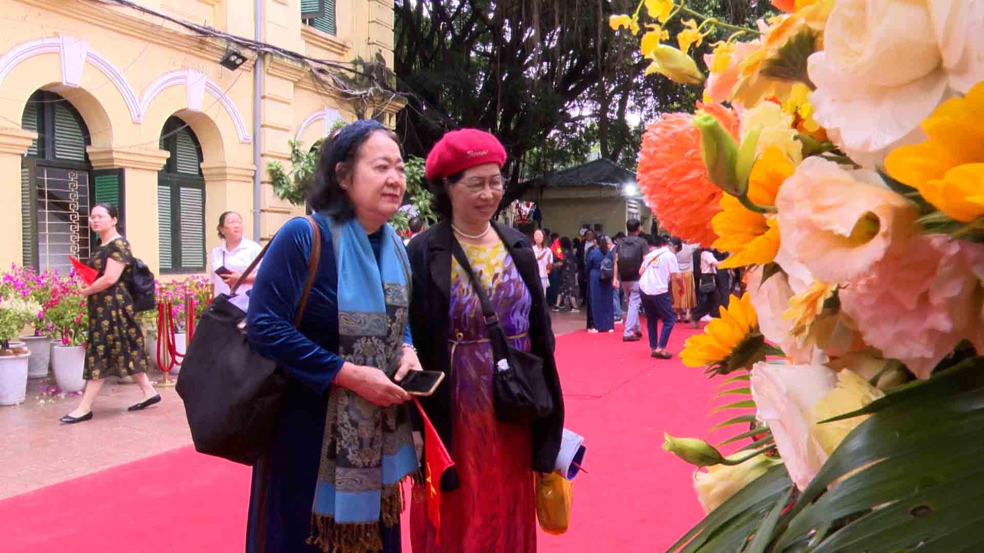 Former students of Viet Duc High School are moved by the school on the occasion of the 70th anniversary