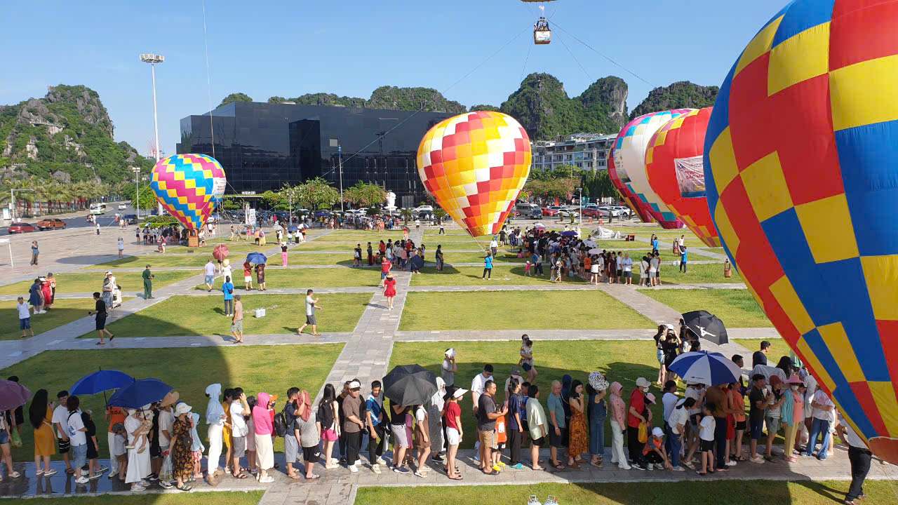 Ha Long Hot air balloon Festival 2024. Photo: Nguyen Hung