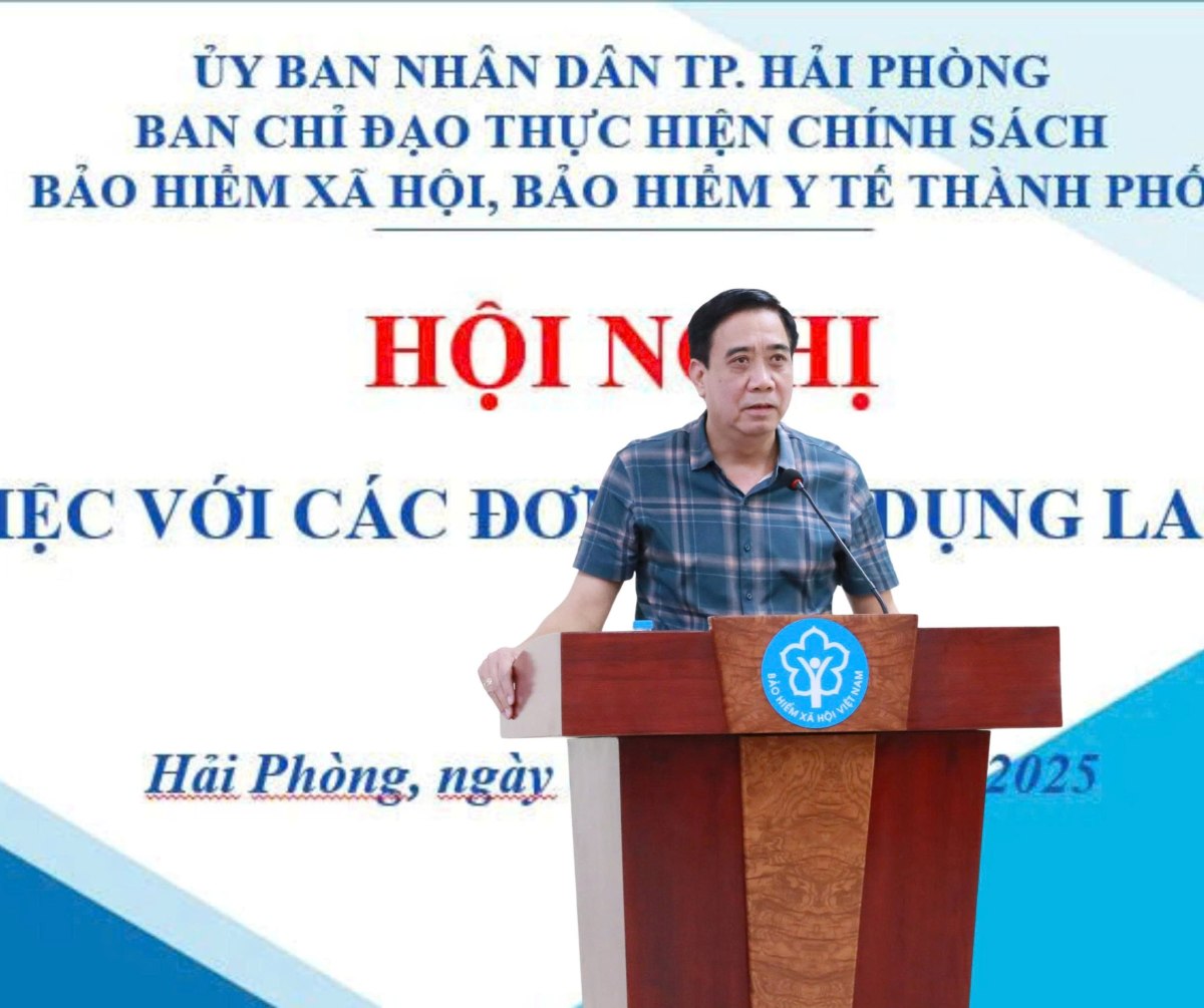 ハイフォン市社会保険副局長のVu Duc Khien氏が会議で講演した。写真: ハイフォン市社会保険