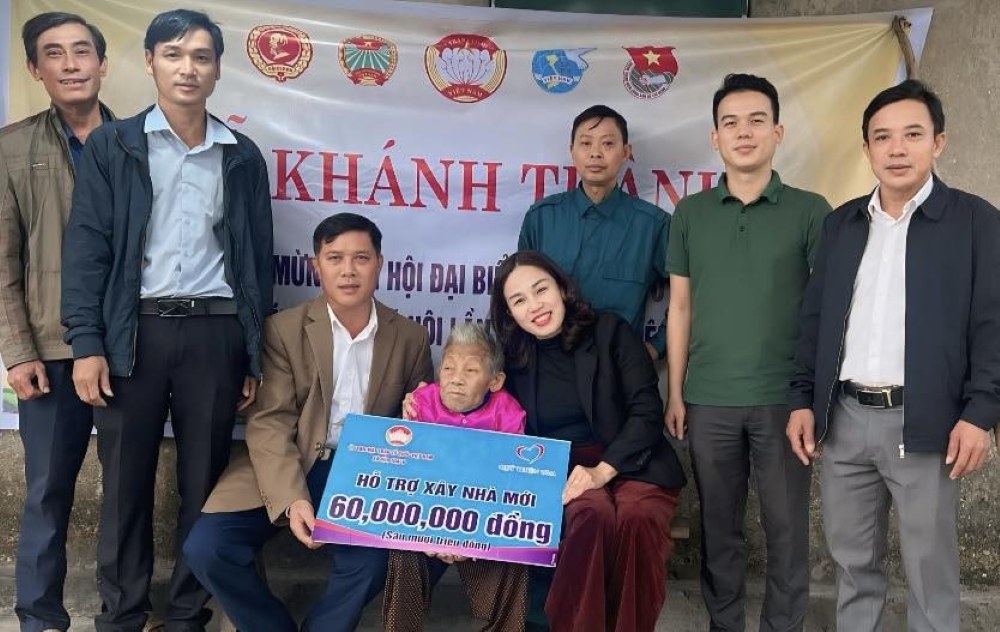 Handing over a new house to Mr. Nguyen Thi Nguyet, a poor household alone. Photo: Hoa Trach Front