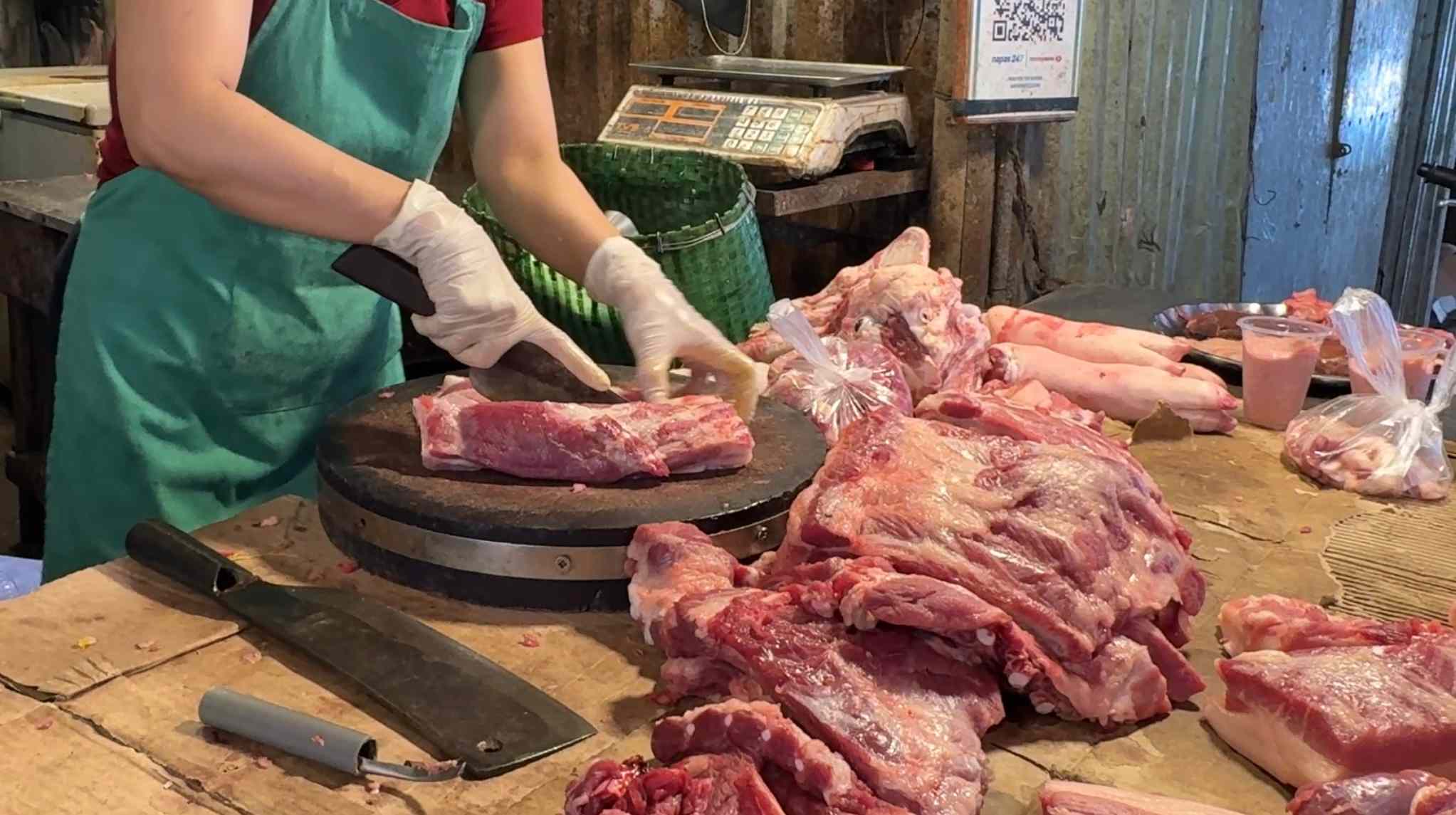 El precio del cerdo vivo continua disminuyendo en el norte y el centro - Tay Nguyen el sur todavia se mantiene estable.