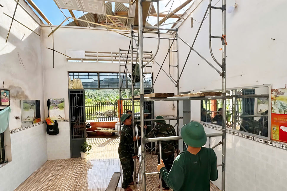 Gia Lai ho tro tien va ngay cong giup dan cat lai nha. Anh: