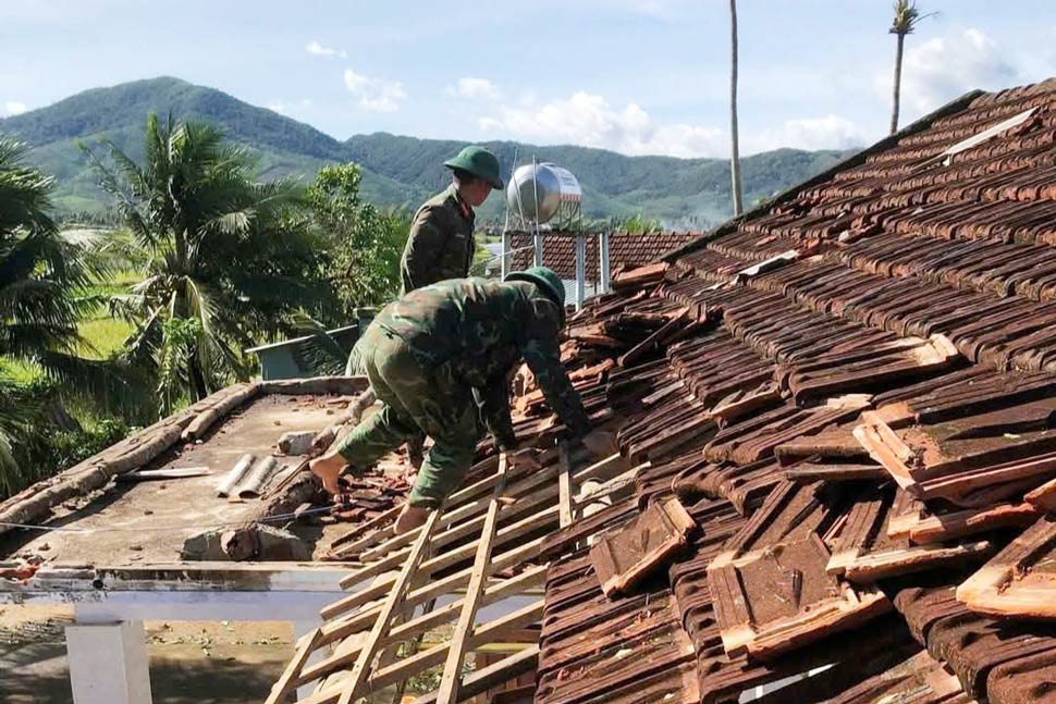Bo doi Gia Lai giup dan lop lai mai nha. Anh: Bo CHQS tinh Gia Lai