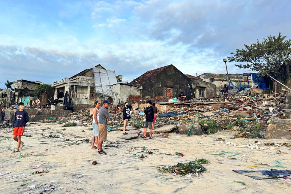 スアンタン海岸沿いの村（ザライ県フーミードンコミューン）は、暴風雨13号により壊滅的な被害を受けた。写真：ニール・グエン