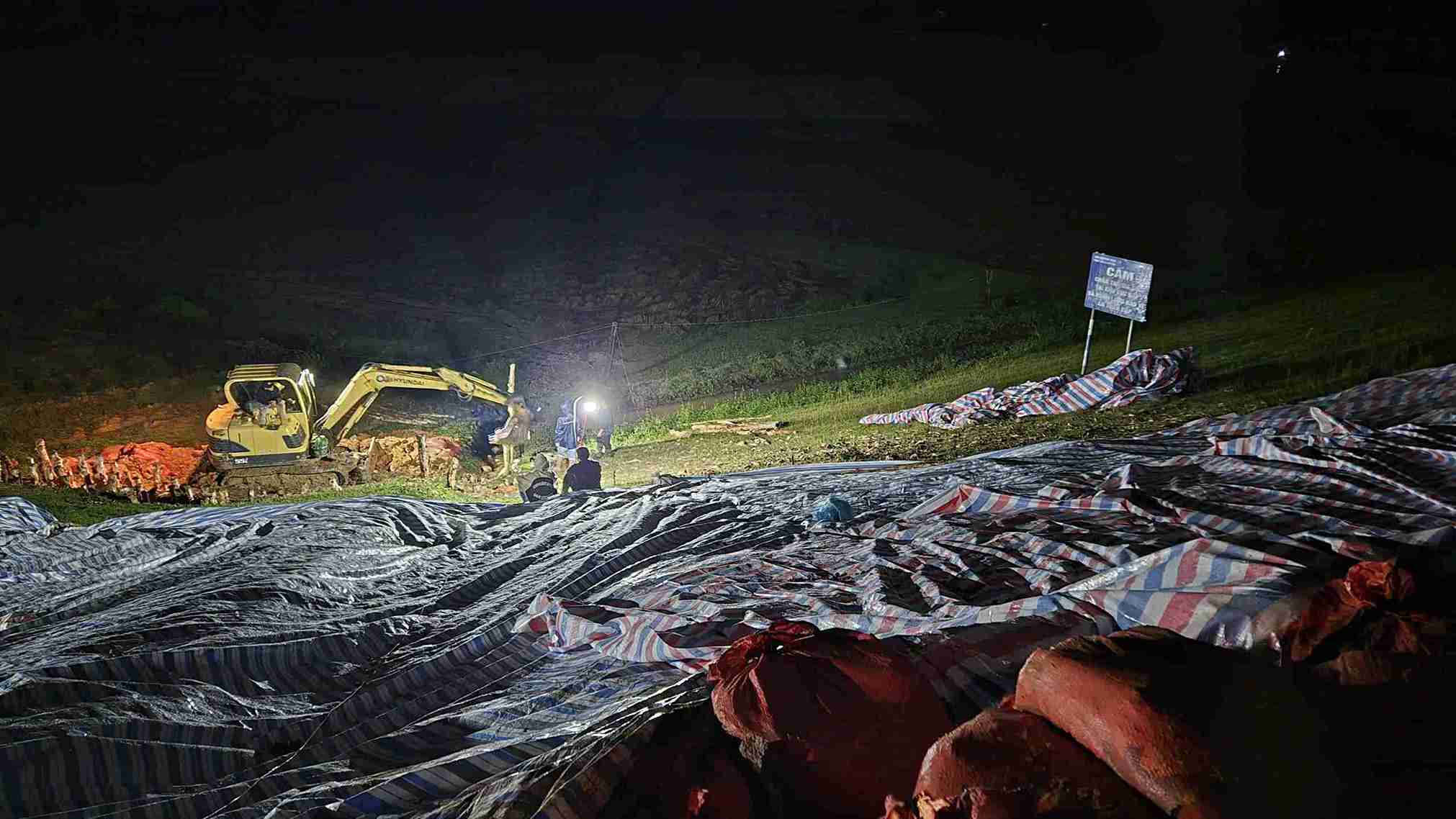 May muc duoc huy dong dao dap va dong coc nhoi, cu tram gia co than dap thuy loi. Anh: Phuc Khanh