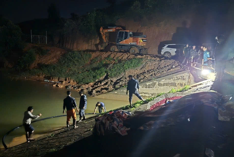 Chairman of Lam Dong Provincial People's Committee Ho Van Muoi directed the maximum mobilization of forces to rescue Cay An irrigation lake. Photo: Phuc Khanh