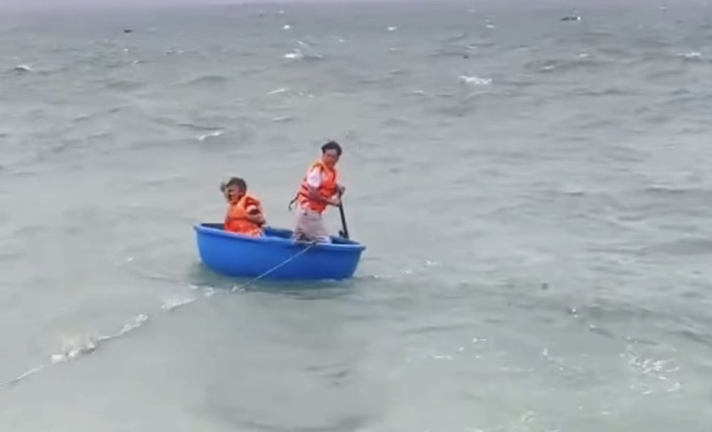 Mr. Pham Duy Quang, the person who was saved, was also the one who, together with Mr. Le Van Sanh, rescued the young man who committed suicide by jumping into the sea in the Ly Son special zone on the afternoon of November 6. Photo: Hai Nam