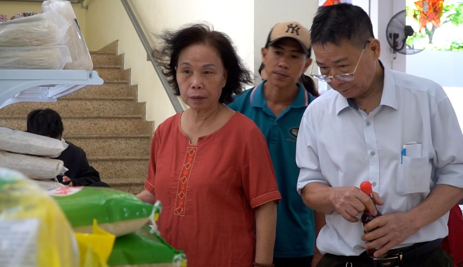 호치민시 민족 대단결의 날 행사에서 100가구 이상의 어려운 가구가 저렴한 가격으로 장보기