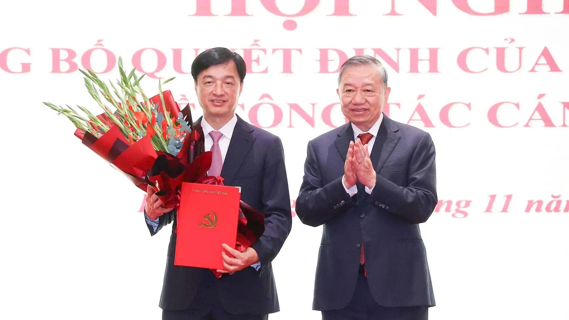 General Secretary To Lam presented the Politburo's Decision to transfer and assign Mr. Nguyen Duy Ngoc to hold the position of Secretary of the Hanoi Party Committee, term XVIII, 2025-2030. Photo: Phuc Minh