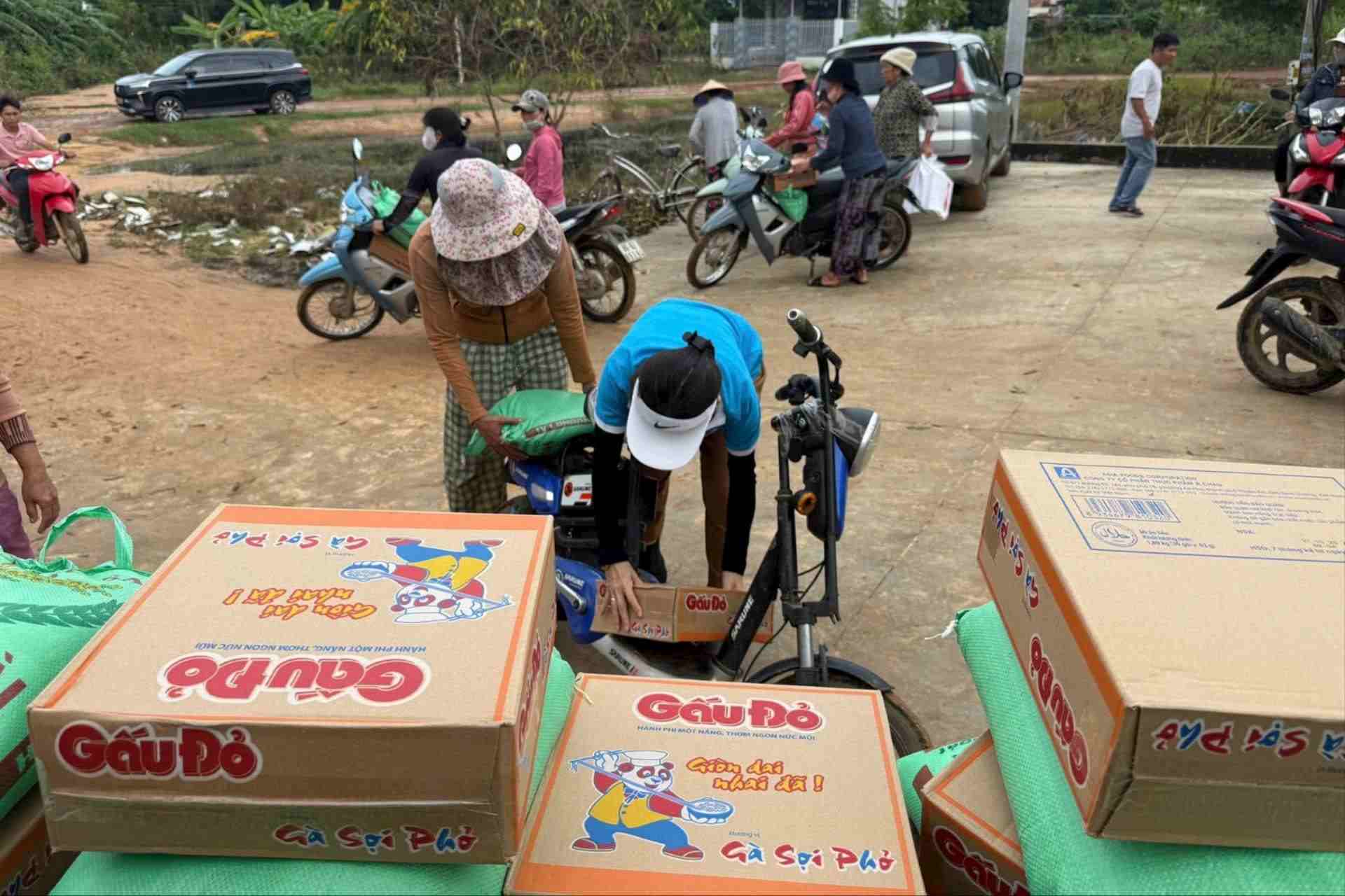 Chinh quyen dia phuong xa Luong Son kip thoi ho tro cac nhu yeu pham cho cac ho dan bi ngap lut. Anh: Van Huu