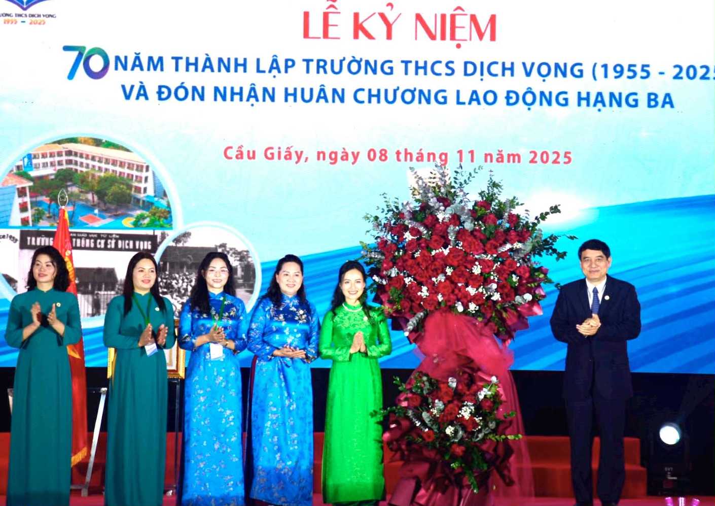 Truong THCS Dich Vong don nhan Huan chuong Lao dong hang Ba. Anh: Minh Nha