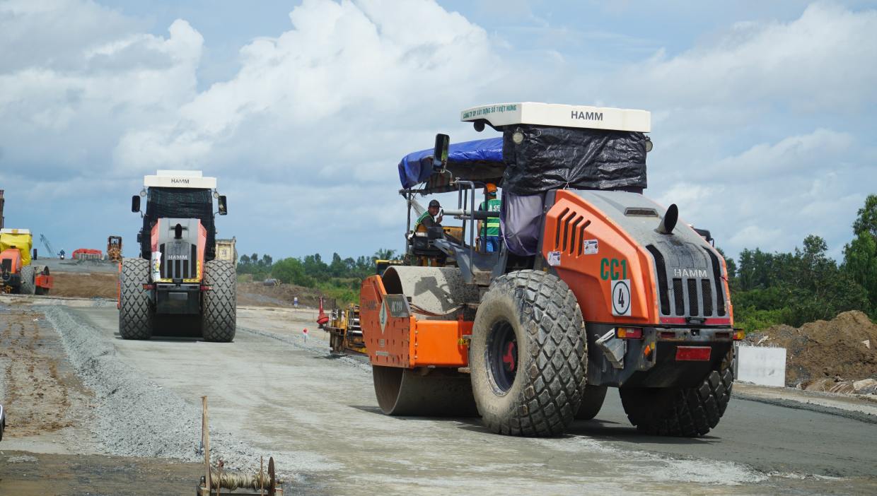 May moc, phuong tien duoc huy dong tang toc thi cong tai diem cuoi Ca Mau. Anh: Nhat Ho