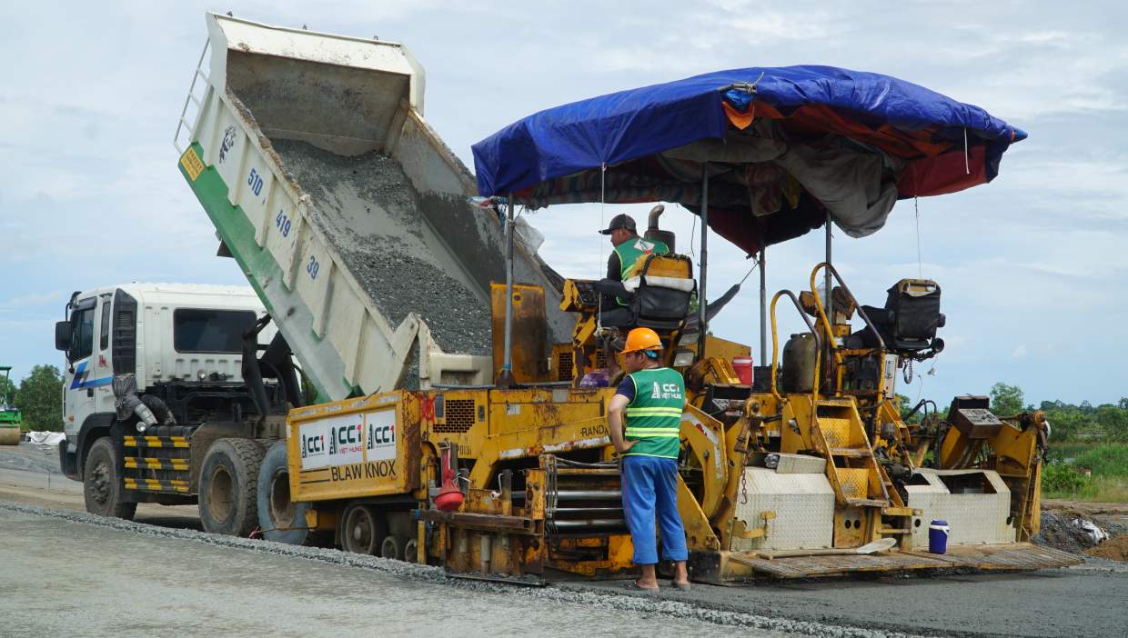 Tan dung thoi tiet it da giam mua, cac don vi thi cong khan truong lam viec. Anh: Nhat Ho