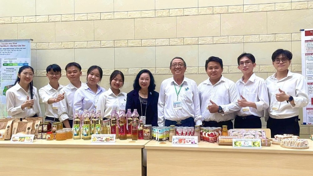 GS.TS.NGUT Nguyen Minh Thuy (ao den) chup anh luu niem cung sinh vien, giang vien DBSCL tai khu trung bay cac san pham. Anh: NVCC.